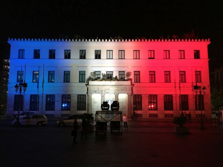 Το δημαρχείο της Αθήνας στα χρώματα της γαλλικής σημαίας