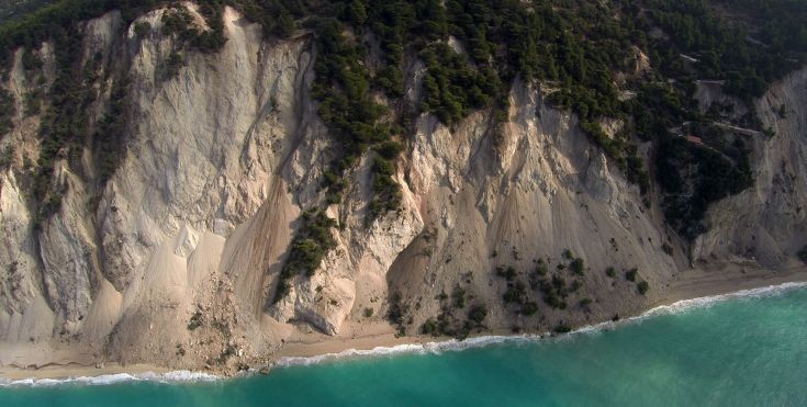 Ο σεισμός «εξαφάνισε» την πανέμορφη παραλία των Εγκρεμνών