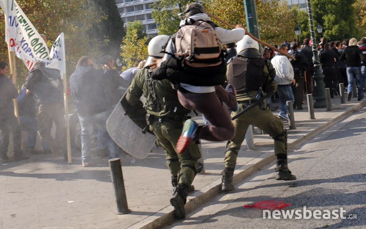 Δείτε καρέ-καρέ την κλωτσιά του αγρότη-καρατέκα στους άνδρες των ΜΑΤ