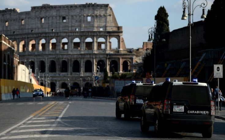 Υποχώρηση οδοστρώματος στη Ρώμη, αυτοκίνητα έπεσαν μέσα στον κρατήρα