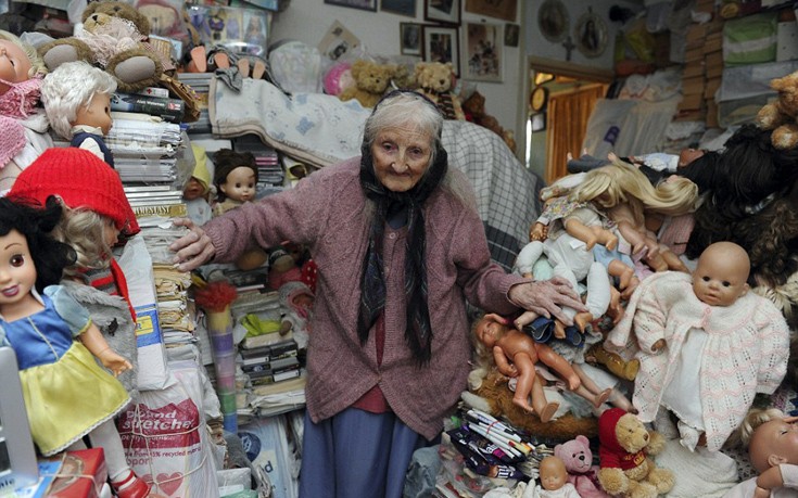 Κάνουν έξωση σε 87χρονη γιατί έχει πολλές&#8230; κούκλες