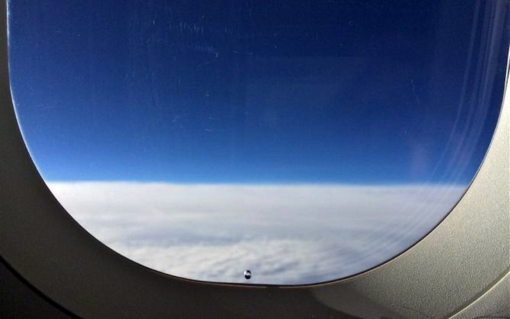 Γιατί υπάρχει η μικροσκοπική τρύπα στα παράθυρα των αεροπλάνων