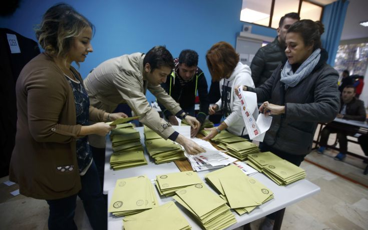 Επικράτηση του Ερντογάν δείχνουν τα πρώτα αποτελέσματα των εκλογών στην Τουρκία