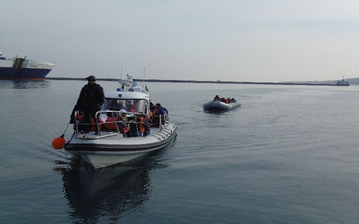 Στο λιμάνι της Κύθνου οδηγείται βάρκα με 40 μετανάστες