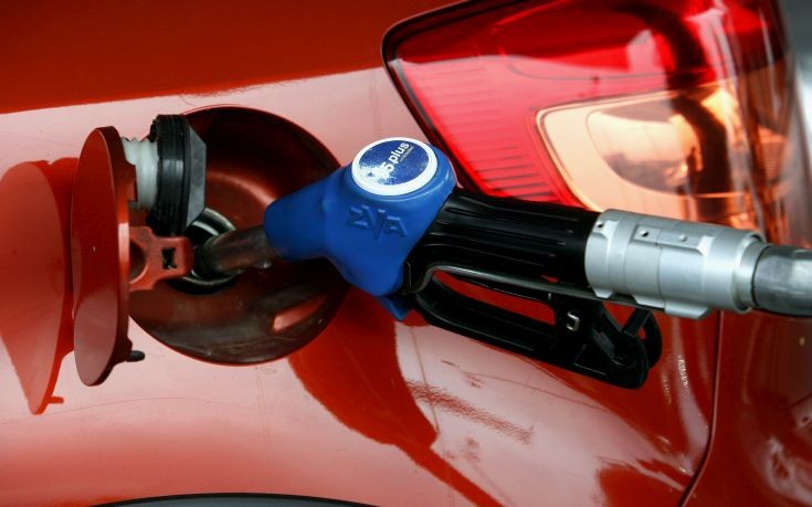 Εξετάζεται επιπλέον φόρος στη βενζίνη για τα τέλη κυκλοφορίας