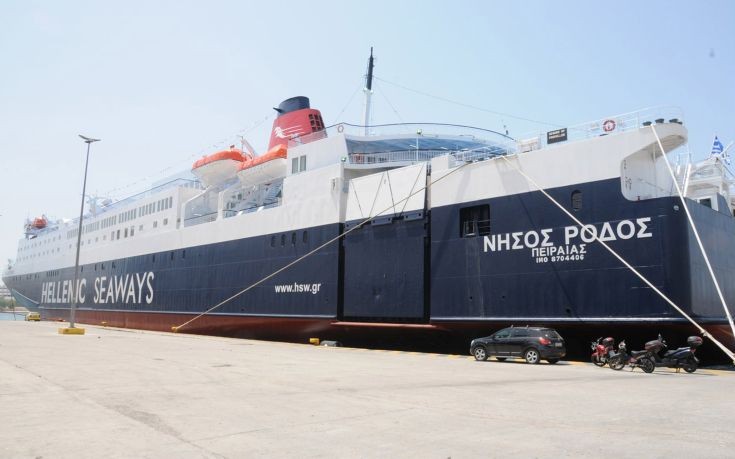 Στο λιμάνι της Σύρου παραμένουν οι επιβάτες του «Νήσος Ρόδος»