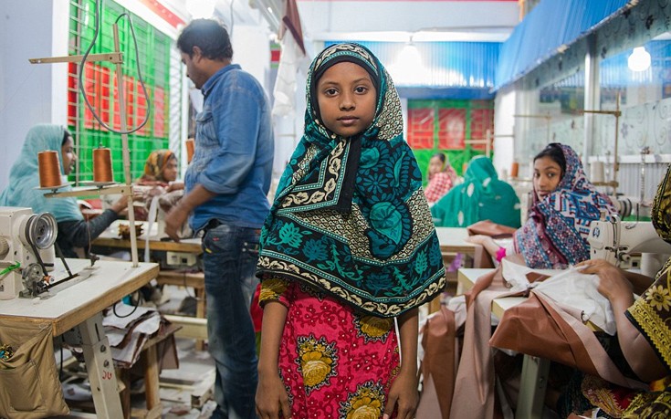 Αυτά τα παιδικά χέρια ράβουν τα ρούχα μας στο Μπαγκλαντές