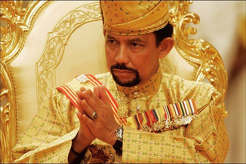 Σουλτάνος του Μπρουνέι: Ο ζάπλουτος μονάρχης και οι σκοταδιστικοί νόμοι της σαρίας