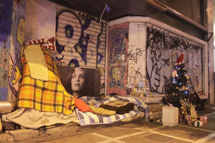 Οι άστεγοι της χριστουγεννιάτικης Αθήνας