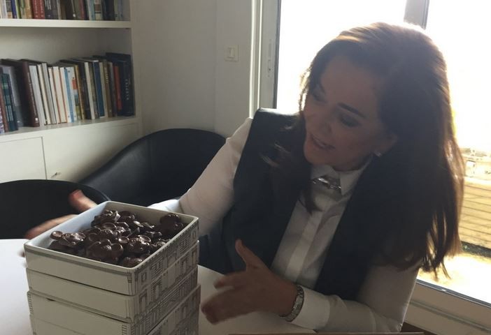 Η Ντόρα Μπακογιάννη ποστάρει σοκολατάκια και τρολάρει την προφορά της