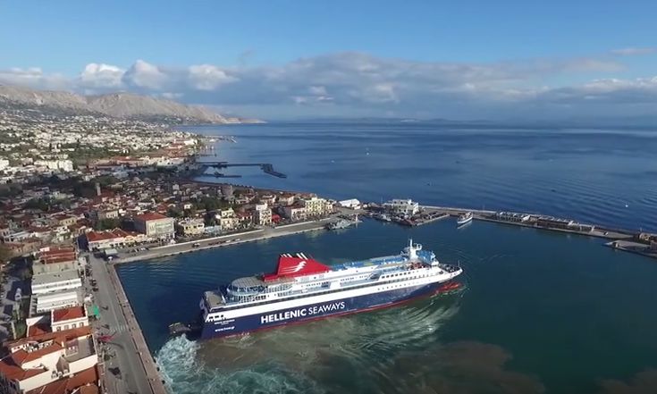 Η είσοδος ενός πλοίου στο λιμάνι της Χίου από ψηλά