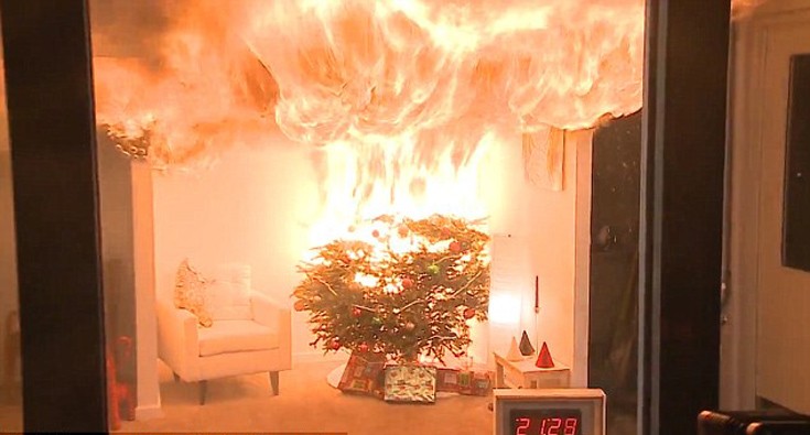 Χριστουγεννιάτικο δέντρο τυλίγεται στις φλόγες σε 10 δευτερόλεπτα