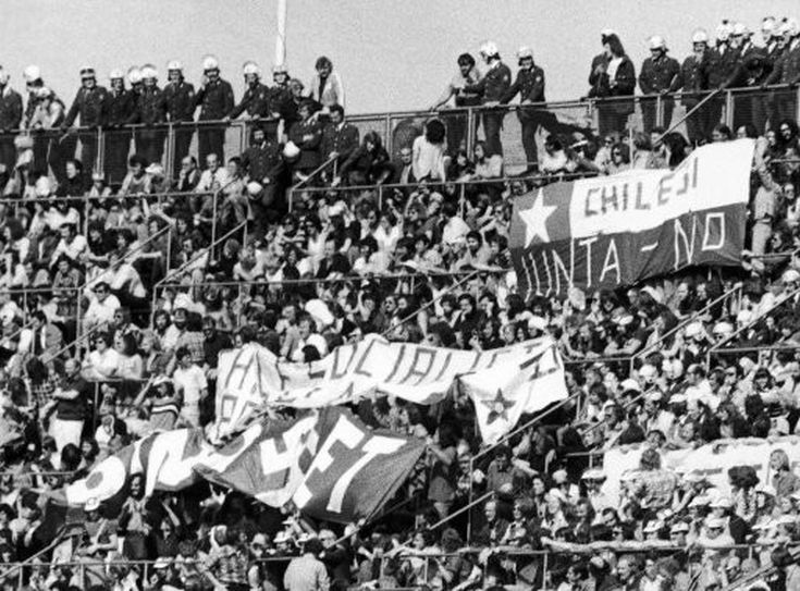 Οπαδοί στο Μουντιάλ του 1974 στη Γερμανία σηκώνουν πανό εναντίον της χούντας στη Χιλή