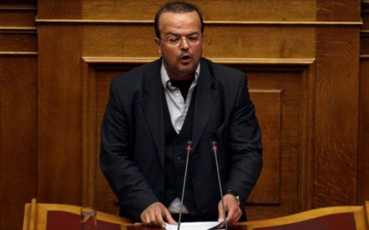 Βουλευτής του ΣΥΡΙΖΑ ζητά να μπουν δίδακτρα στα δημόσια σχολεία