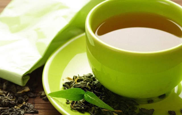 Bever πράσινο τσάι για αποτοξίνωση και μείωση βάρους