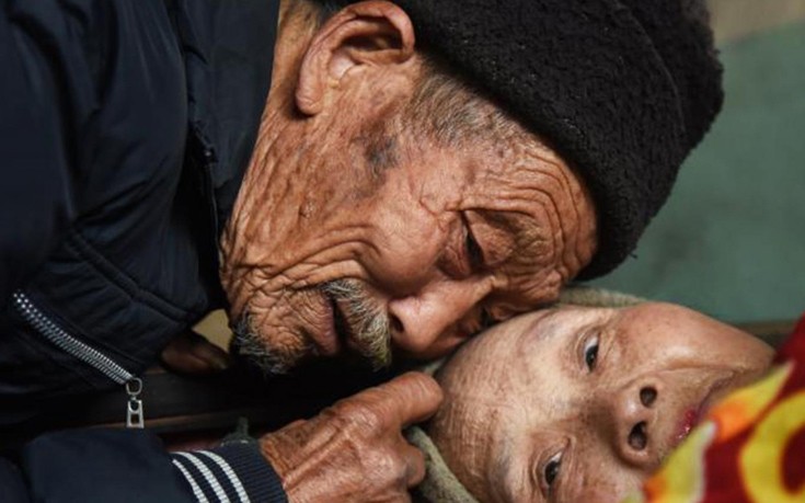 Η συγκινητική αφοσίωση ενός 84χρονου Κινέζου στην κατάκοιτη γυναίκα του