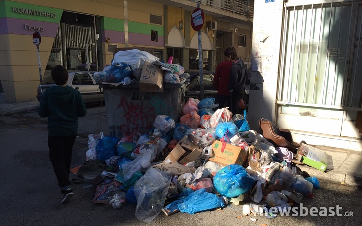 Χριστούγεννα με δρόμους γεμάτα σκουπίδια στα Κάτω Πατήσια