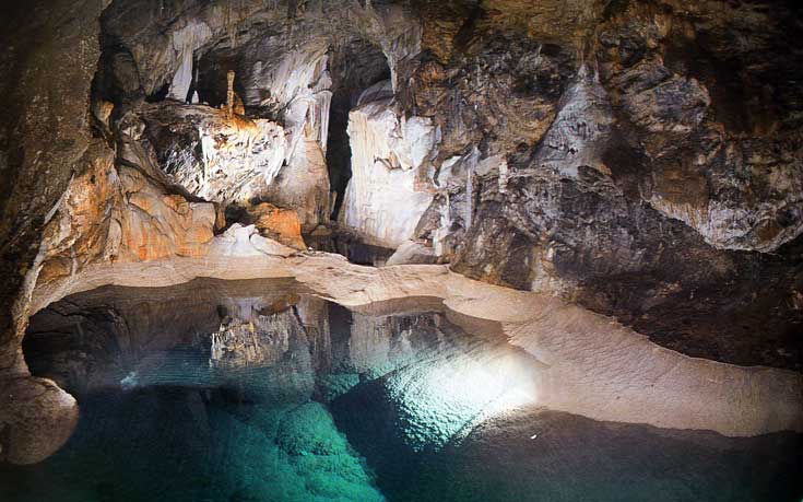 Περιήγηση στο Σπήλαιο των Λιμνών