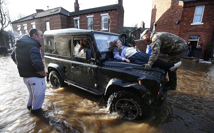 Αστυνομία, πυροσβεστική και στρατός στους πλημμυρισμένους δρόμους της Βρετανίας