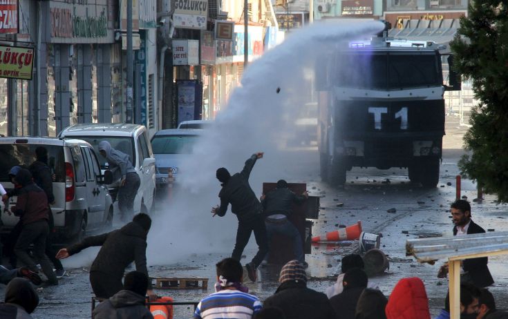 Βίαια κατεστάλη διαδήλωση στο Ντιγιάρμπακιρ της Τουρκίας