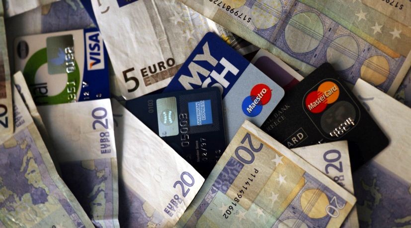 Κατακόρυφη ανάπτυξη των χρεωστικών καρτών στην Ελλάδα
