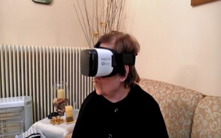 Ογδοντάχρονη βάζει τη μάσκα εικονικής πραγματικότητας του εγγονού της