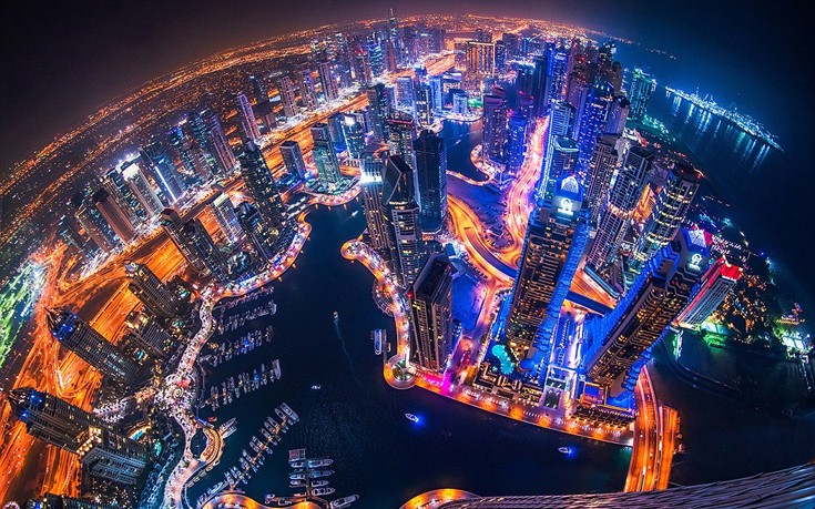 Το νυχτερινό Ντουμπάι μοιάζει με φουτουριστική μητρόπολη βγαλμένη από ταινία