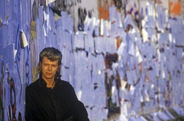 Οι Γερμανοί αποχαιρετούν τον Bowie με ένα τραγούδι για το Τείχος του Βερολίνου