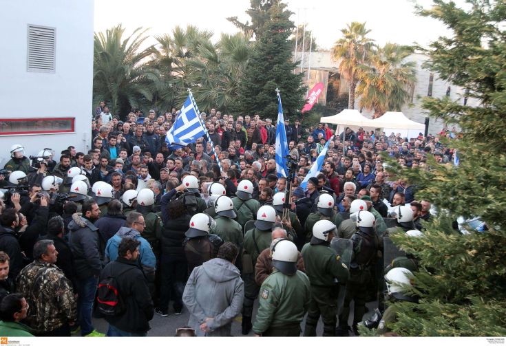 Ένταση, χημικά και κατηγορίες για προβοκάτσιες με τους αγρότες στη Θεσσαλονίκη