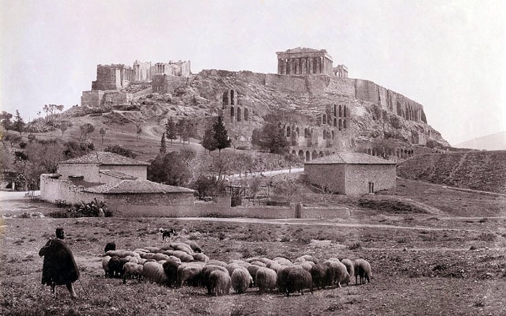 Άνθρωποι στα υπέροχα ερείπια των Αθηνών
