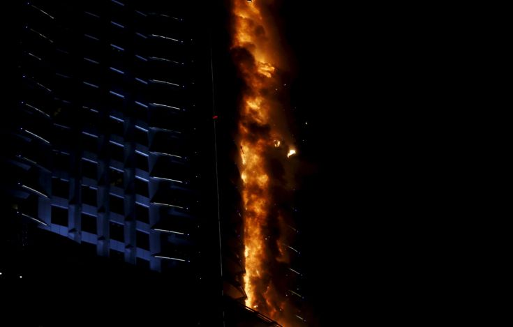 Φωτογράφος κρεμάστηκε με σχοινί στο κενό από τον 48ο όροφο
