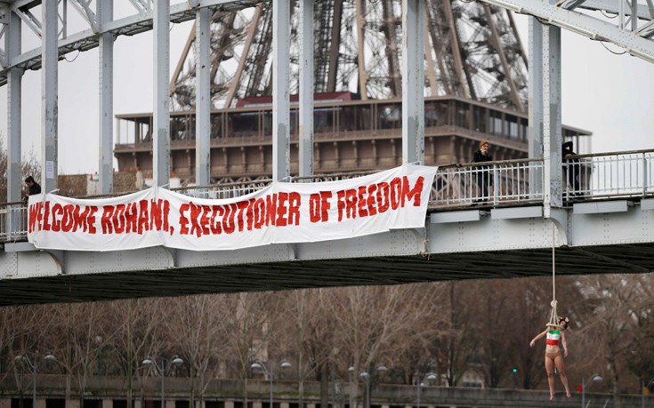 Ακτιβίστρια των Femen «απαγχονίζεται» για την υποδοχή Ροχανί
