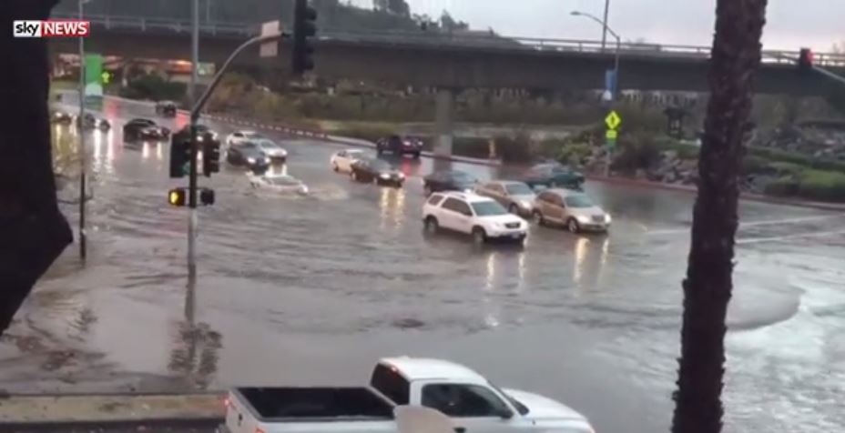 Η μάχη της Lamborghini με τον πλημμυρισμένο δρόμο