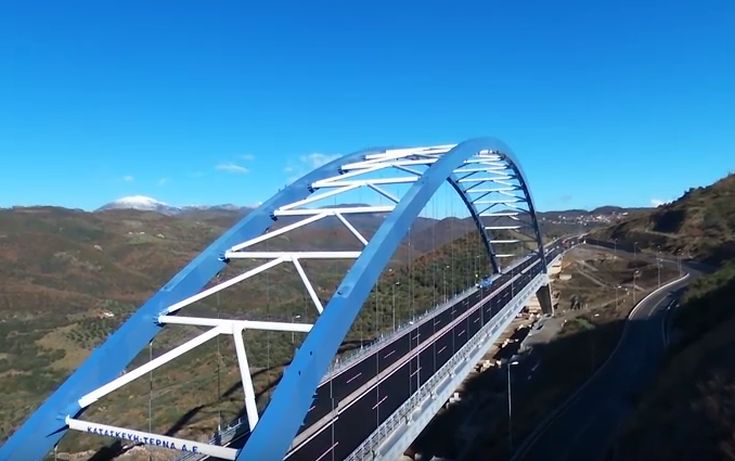 Η εντυπωσιακή τοξωτή γέφυρα της Τσακώνας από ψηλά
