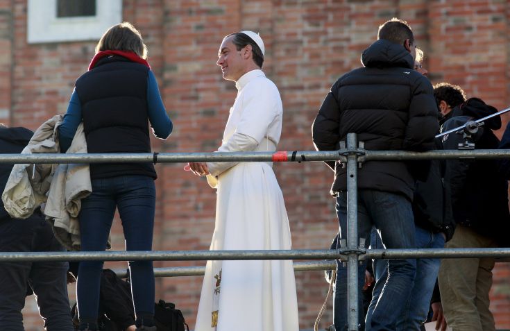 Ο Τζουντ Λο σε ρόλο… Πάπα