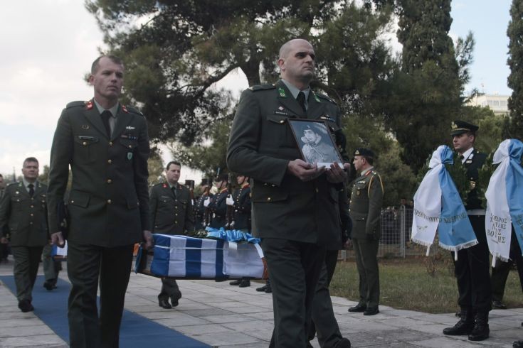 Με τιμές υποδέχθηκε η Ελλάδα τα λείψανα των 6 στρατιωτικών που σκοτώθηκαν στην Κύπρο