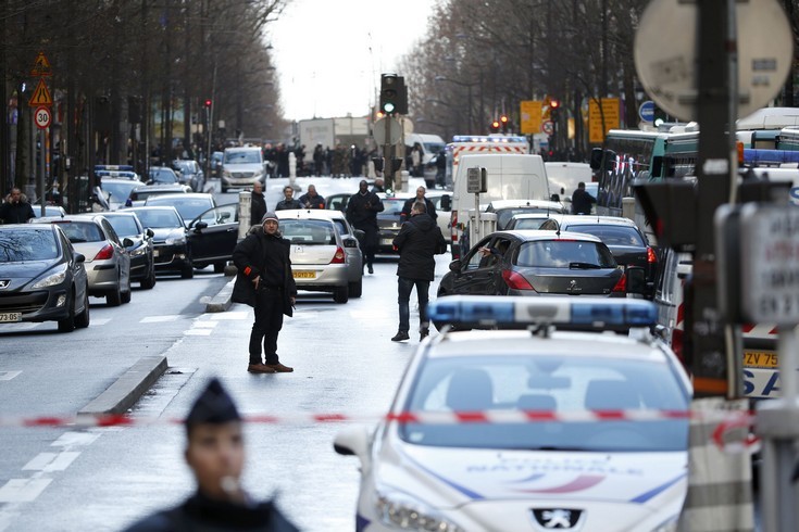 «Ο Θεός είναι Μεγάλος» φώναξε ο οπλισμένος άνδρας στο Παρίσι πριν πέσει νεκρός