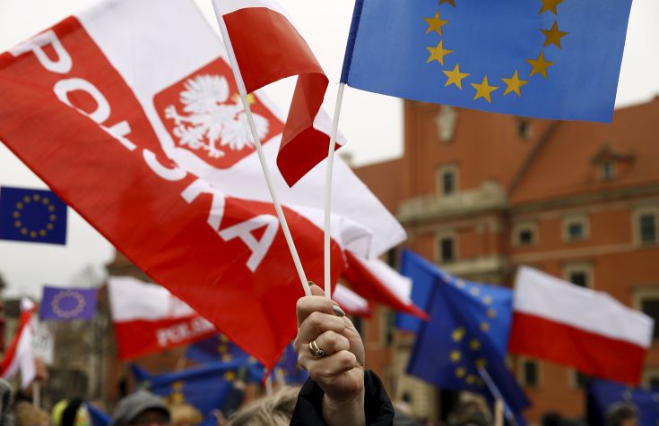 Κλιμακώνει την πίεσή της προς την Πολωνία η Κομισιόν