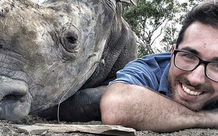 Ο ευγνώμων ρινόκερος έγινε φίλος με τον άνθρωπο που τον έσωσε