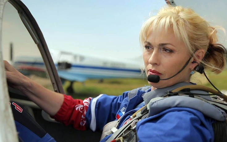 Η εκπληκτική ρωσίδα πιλότος και τα παράτολμα ακροβατικά με το αεροσκάφος της