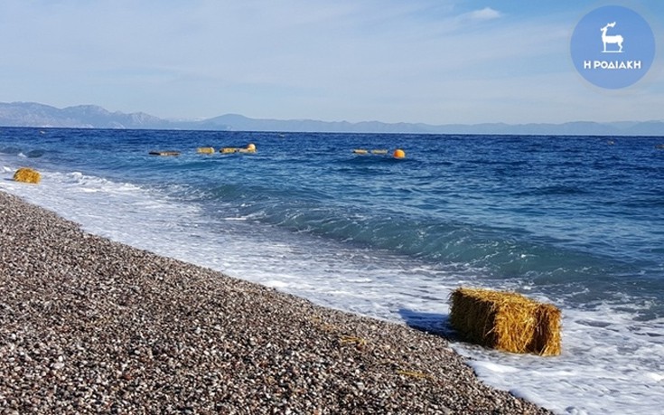 Παραλία στη Ρόδο γέμισε με&#8230; δεμάτια από άχυρα