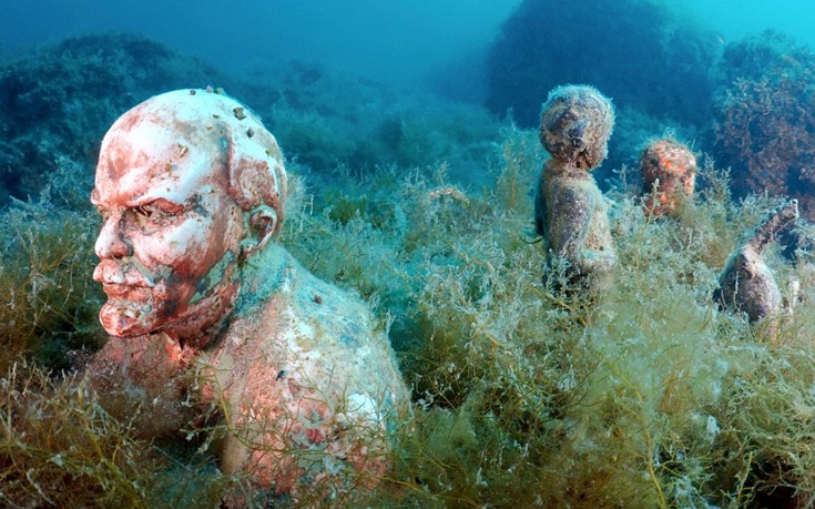 Το υποβρύχιο μουσείο της Κριμαίας με τα σπασμένα αγάλματα