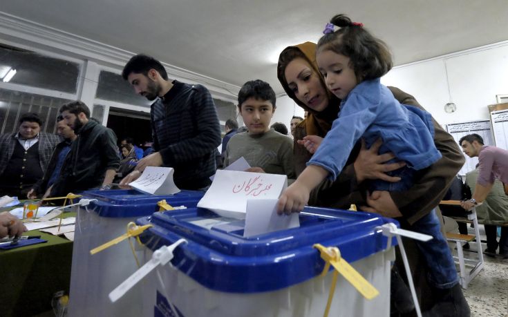 Μαζική η συμμετοχή στις εκλογές στο Ιράν