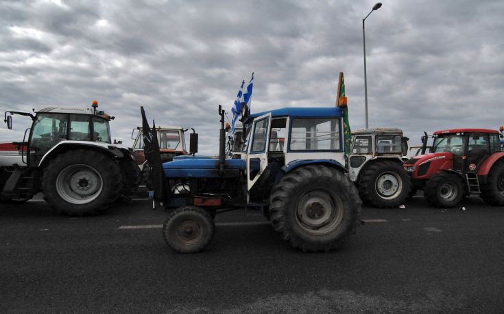 Οι αγρότες έκλεισαν επ&#8217; αόριστον νέα και παλαιά εθνική οδό στον Ισθμό