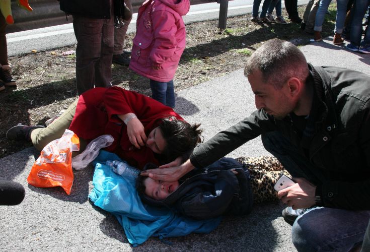 Συγκλονιστικές εικόνες από το δράμα των προσφυγών στις εθνικές οδούς