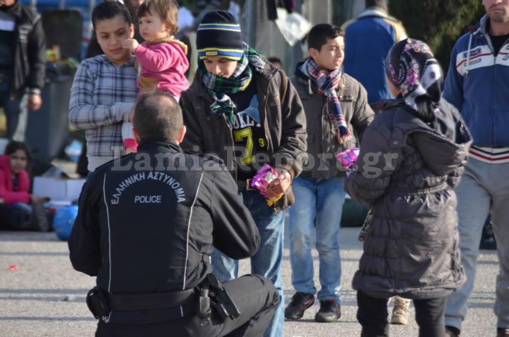 Οι αστυνομικοί και τα προσφυγόπουλα στη Λαμία