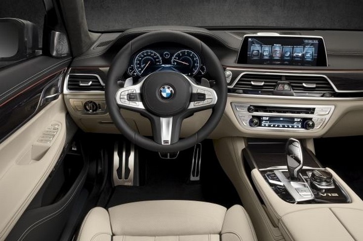 P90208701_lowRes_bmw-m760li-xdrive-in (1)