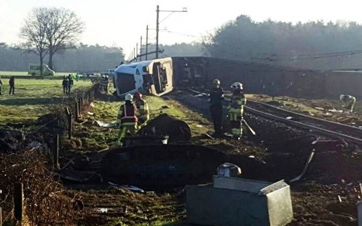 Τρένο εκτροχιάστηκε μετά από σύγκρουση με φορτηγό