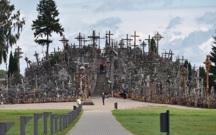 Ο μυστηριώδης «Λόφος των σταυρών» στη Λιθουανία