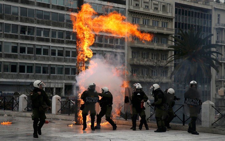Οι συγκρούσεις στο Σύνταγμα μέσα από το φωτογραφικό φακό του Reuters